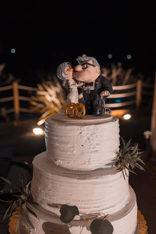 Bolo decorado com figuras personalizadas