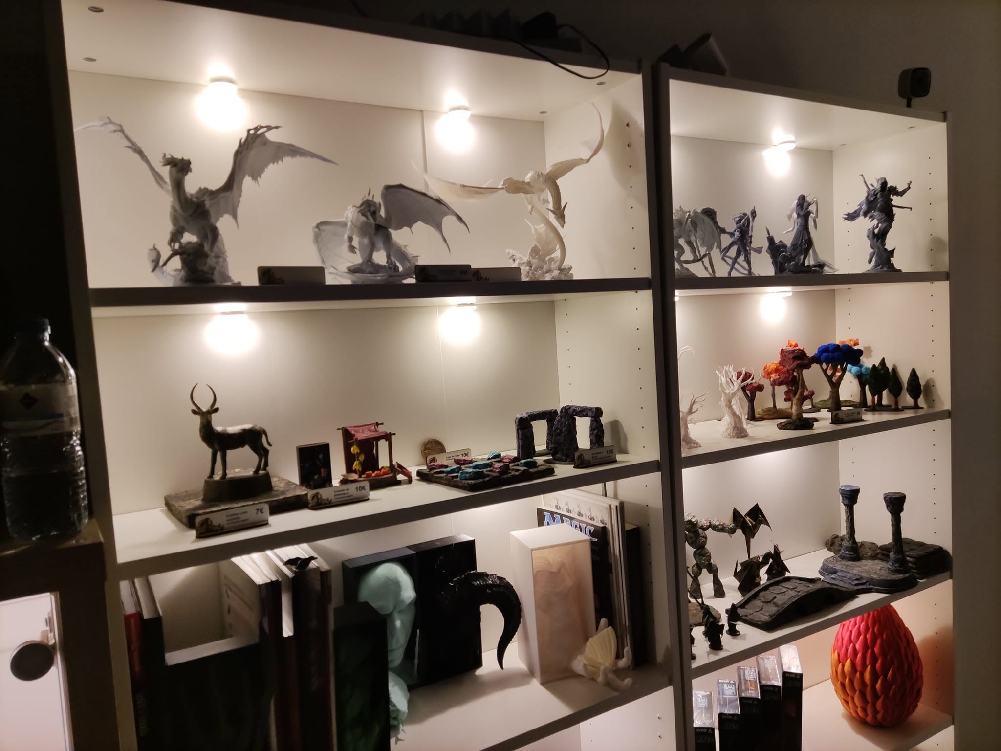 Expositor iluminado com trabalhos produzidos em resina