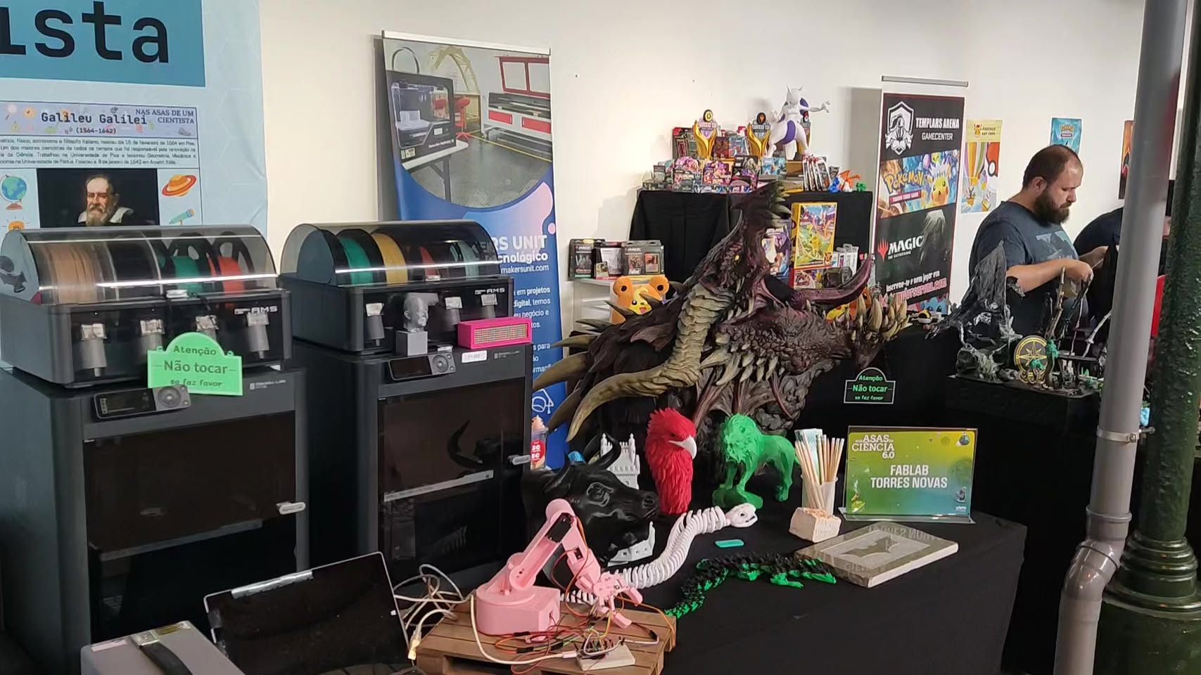 Expositor da Makers Unit com impressoras e projetos na feira Asas da Ciência