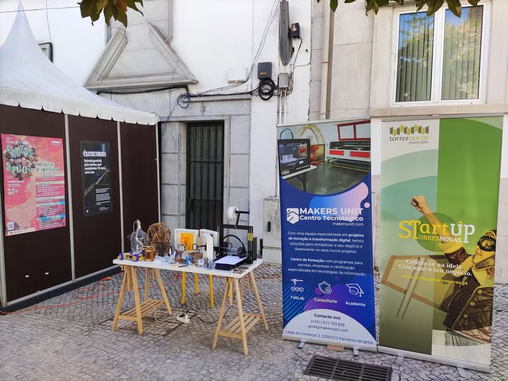 Expositor da Makers Unit numa feira local