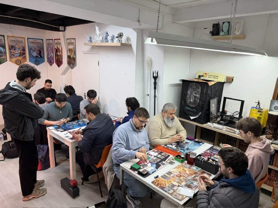 Comunidade reunida numa atividade de jogos no espaço temático